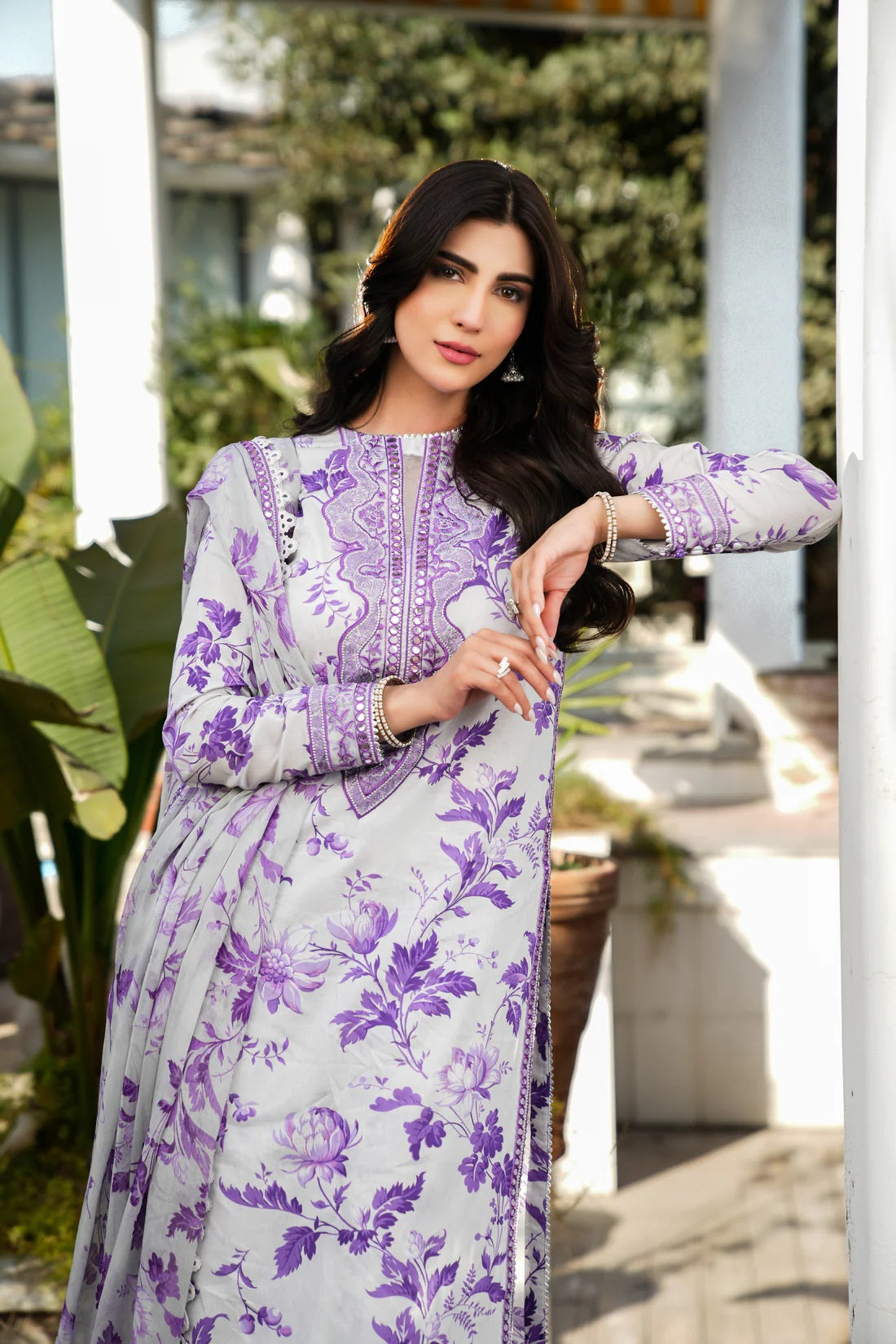 Luxury Lawn Embroidered 3 Piece Unstitched 015P