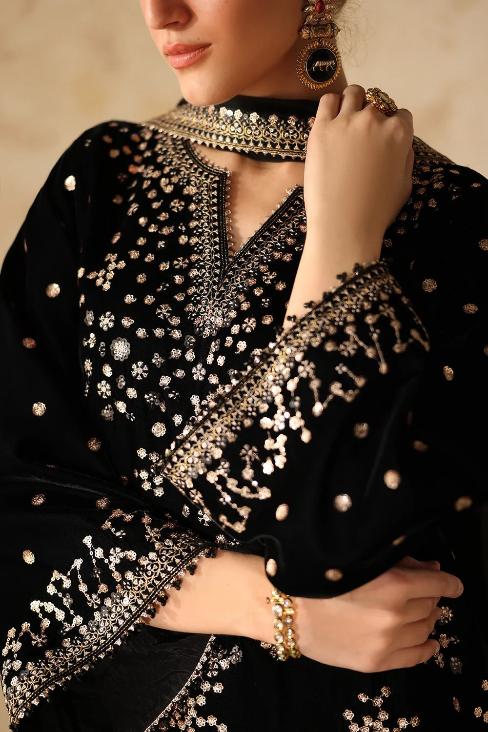 Luxury Embroidered velvet Unstitched 003